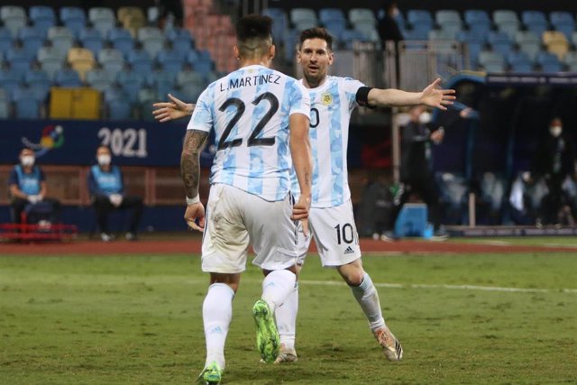Archivo - Messi y Lautaro celebra un gol de Argentina