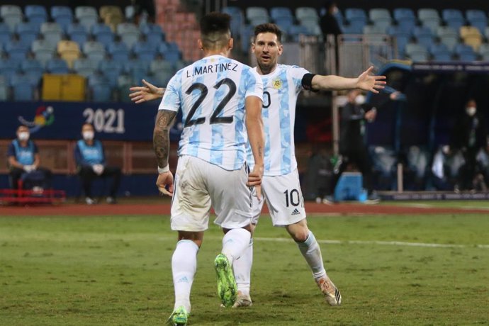 Archivo - Lautaro Martinez of Argentina celebrates his goal with Lionel Messi during the Copa America 2021, quarter final football match between Argentina and Ecuador on July 4, 2021 at Pedro Ludovico Teixeira Olympic stadium in Goiania, Brazil - Photo 