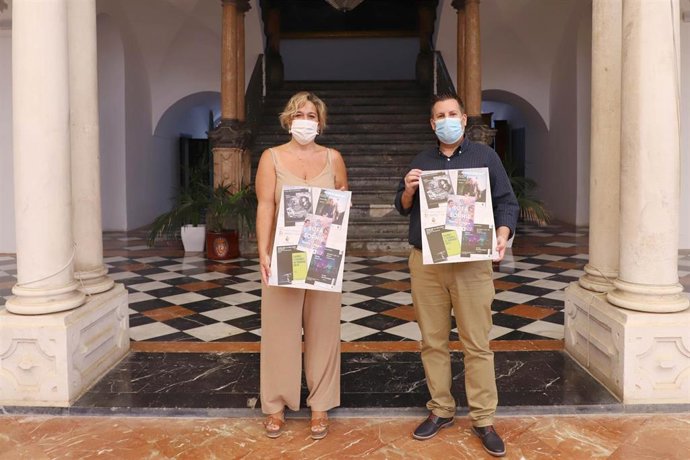 Salud Navajas y el alcalde de Peñarroya, José Ignacio Expósito, muestran el cartel con la programación de representaciones.