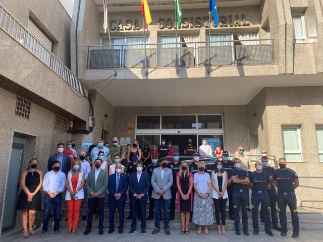 Minuto de silencio en Roquetas de Mar (Almería) en homenaje al bombero forestal fallecido en Málaga