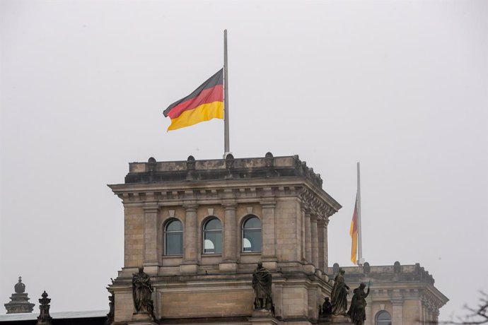 Archivo - 18 April 2021, Berlin: The German flag on top of the Reichstag building flies at half-mast during a commemorative event for all those who have died since the outbreak of the coronavirus (COVID-19). Photo: Christoph Soeder/dpa