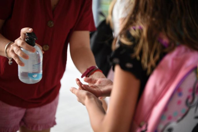 Una niña se echa gel hidroalcohólico en un colegio de Valncia