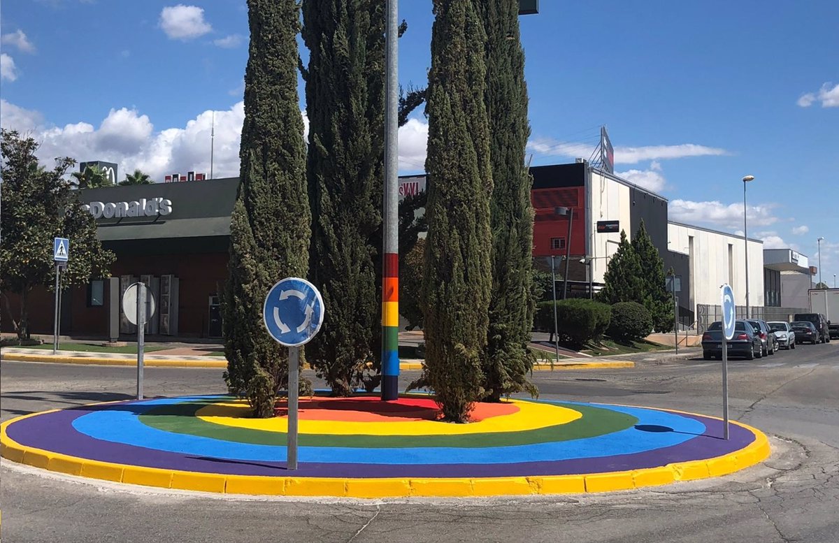 Andújar (Jaén) dedica una rotonda al colectivo Lgtbi para darle visibilidad  y apoyo 