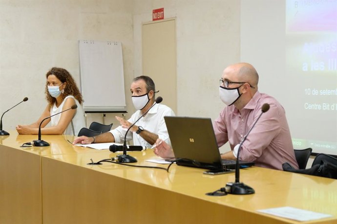 El vicepresidente del Govern, Juan Pedro Yllanes; el director general de Energía, Pep Malagrava, y la presidenta del Consell de Mallorca, Catalina Cladera, durante la presentación de las líneas de subvenciones para la transición energética.