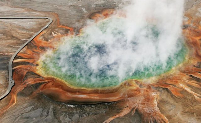 Las fuentes termales, que pueden generar aguas subterráneas profundas, son uno de los lugares en la superficie donde hay evidencia de agua de lluvia que circula a profundidades de dos kilómetros y más.