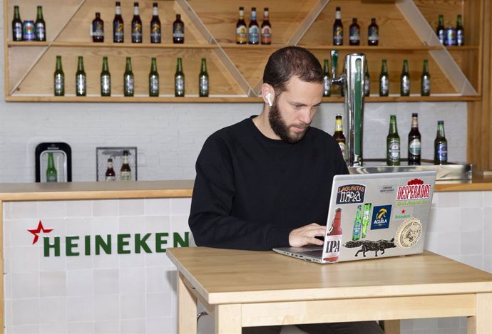 Archivo - Trabajador de oficina de Heineken