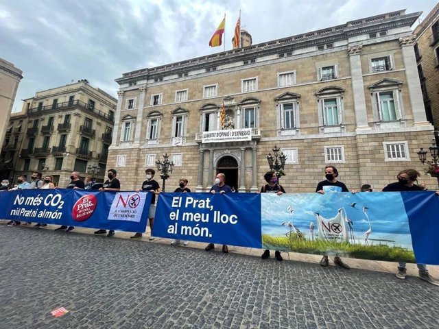 Unes 20 persones acampen a la plaça Sant Jaume de Barcelona contra l'ampliació del Prat