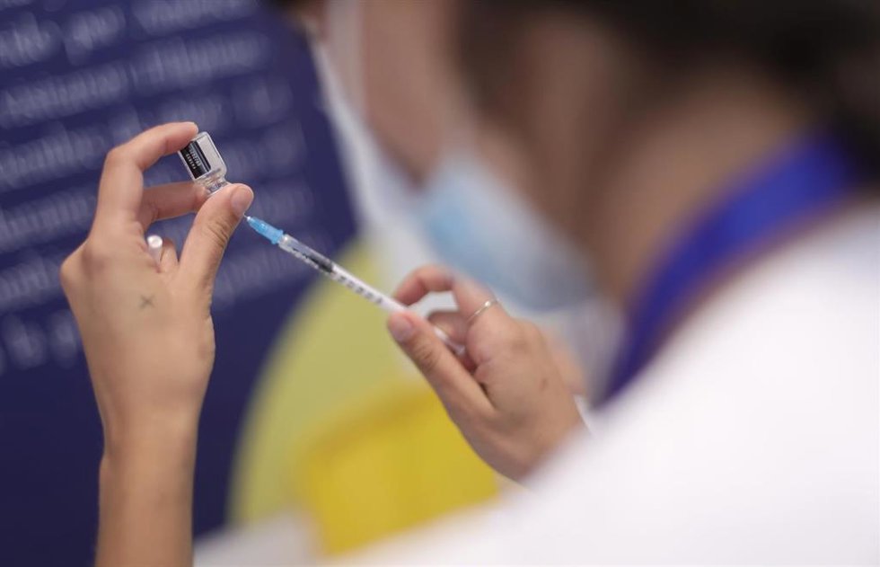 Archivo - Una sanitaria recarga una dosis de la vacuna contra la COVID-19, foto de recurso