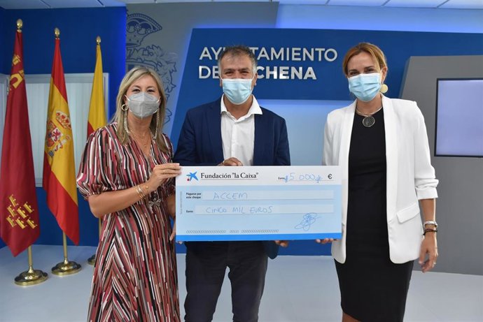 La alcaldesa, Patricia Fernández López; la directora territorial de CaixaBank en Murcia, Olga García, y responsable territorial de Accem en Murcia, Mohammed Kebaili