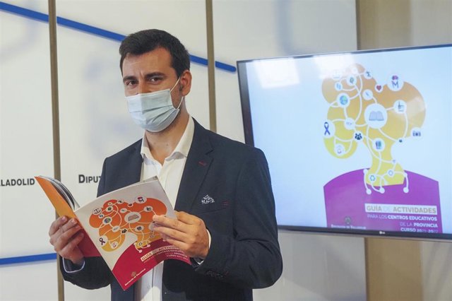 El diputado del Área de Servicios Sociales e Igualdad de Oportunidades, David Esteban, presenta en el Palacio Pimentel la nueva Guía de Actividades para los Centros Educativos de la Provincia 2021/2022 con toda la oferta a su disposición.