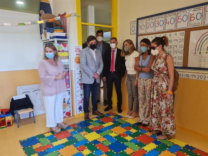 La presidenta del Parlamento andaluz, Marta Bosquet, en el CEIP La Molina de Roquetas de Mar (Almería)