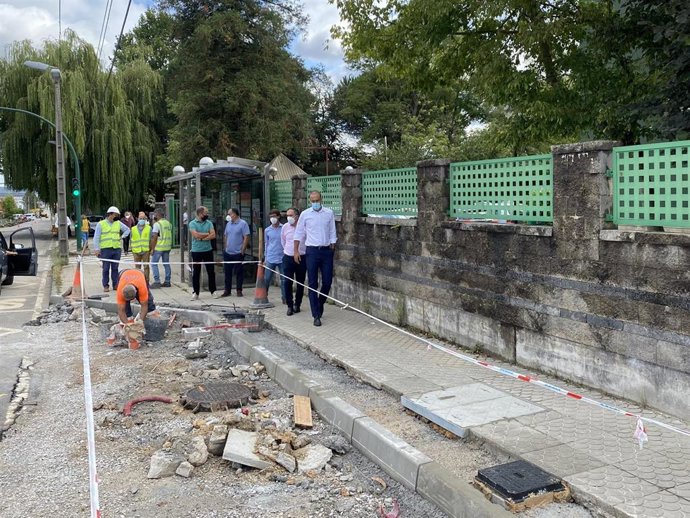 El alcalde, Javier López Estrada, y el concejal de Obras, José Manuel Cruz Viadero, visitan las obras de la Avenida Fernández Vallejo