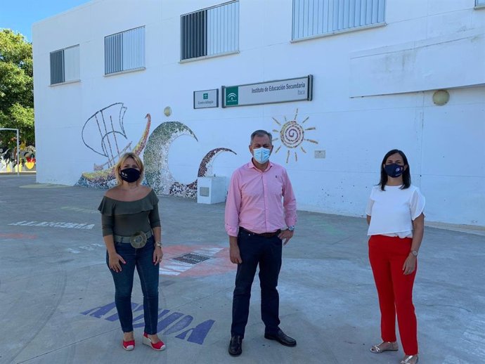 La vicesecretaria de Políticas Sociales del PP de Sevilla, María Helena Romero; el alcalde de Tomares, José Luis Sanz, y la vicesecretaria de Política Municipal, Isabel Díaz Cutiño, en el IES 'Ítaca' de Tomares