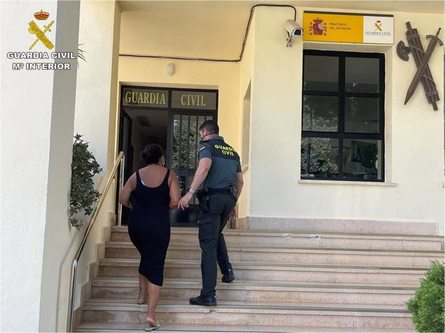La Guardia Civil detiene a una mujer por estafar 10.000 euros a una anciana y robarle sus ahorros
