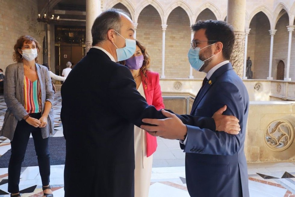 El presidente de la Generalitat, Pere Aragons, saluda al exconseller Jordi Turull acompañado de la consellera de Presidencia, Laura Vilagr