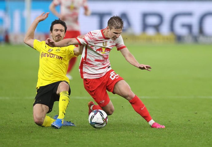 Archivo - 13 May 2021, Berlin: Dortmund's Thomas Delaney and Leipzig's Dani Olmo (R) in action during the German Cup (DFB Pokal) final soccer match between RB Leipzig and Borussia Dortmund at the Olympic Stadium. Photo: Jan Woitas/dpa-Pool/dpa - IMPORTA