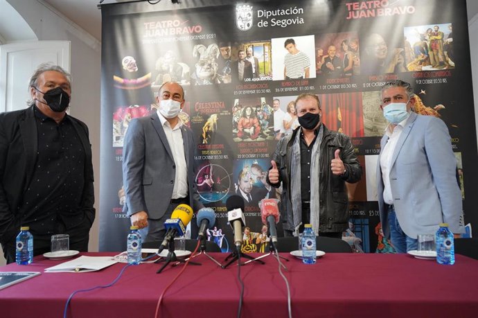 De izquierda a derecha: el director del Teatro Juan Bravo, Marco Costa; el presidente de la Diputación de Segovia, Miguel Ángel de Vicente; el actor Fernando Cayo, y el diputado de Cultura, José María Bravo.