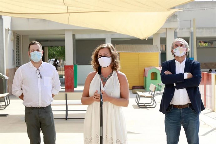 El alcalde de Marratxí, Miquel Cabot; la presidenta del Govern, Francina Armengol, y el conseller de Educación y Formación Profesional, Martí March, en el CEIP Ses Cases Noves de Marratxí.