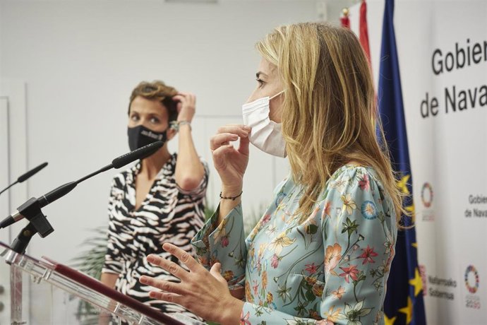 La ministra de Transportes, Movilidad y Agenda Urbana, Raquel Sánchez (d), con la presidenta del Gobierno de Navarra, María Chivite, en Pamplona.