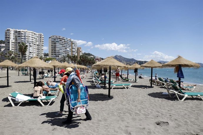 Archivo - Malagueños y visitantes disfrutan de las playas  de la capital en la playa de la Malagueta, Málaga 