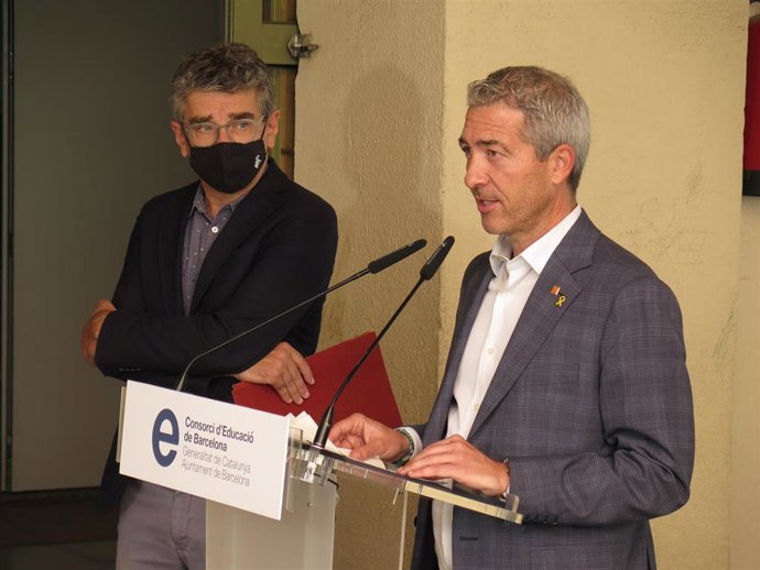 El conseller de Educación de la Generalitat y presidente del Consorci d'Educació de Barcelona, Josep Gonzlez-Cambray, en rueda de prensa, y, detrás, el teniente de alcalde de Educación del Ayuntamiento, Jordi Martí