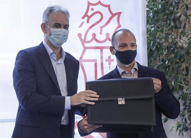 El nuevo vicepresidente segundo y conseller de Vivienda y Arquitectura Bioclimática, Héctor Illueca (i) y el exvicepresidente segundo y conseller de Vivienda y Arquitectura Bioclimática,  Rubén Martínez Dalmau (d), posan en el traspaso de carteras.