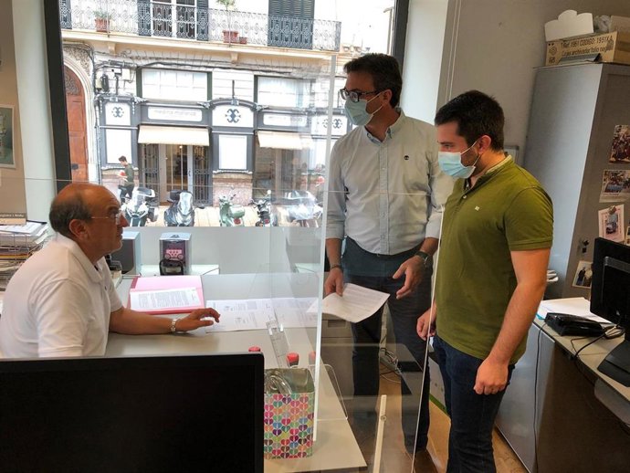 El portavoz del PP en el Parlament, Antoni Costa, y el alcalde de Alaró y portavoz del comité de alcaldes del PP, Lloren Perelló, presentando en el registro del Parlament una PNL para cambiar la Ley de Policías Locales.