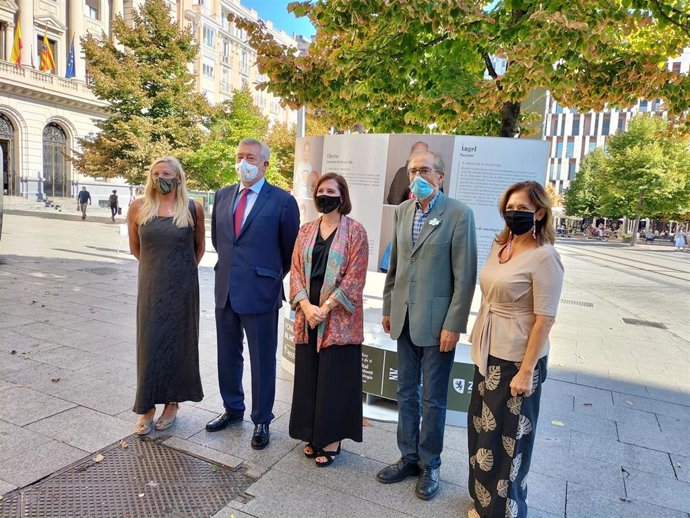 La vicealcaldesa de Zaragoza, Sara Fernández (en el centro), junto al gerente de la zona II del Servet, Luis Callén, a su derecha, y el presidene de AECC de Zaragoza, José Luis Ansó, han inaugurado la exposición,.