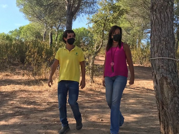 La delegada territorial de Turismo de la Junta en Huelva, María Ángeles Muriel, visita la empresa Andévalo Aventura para conocer sus instalaciones.