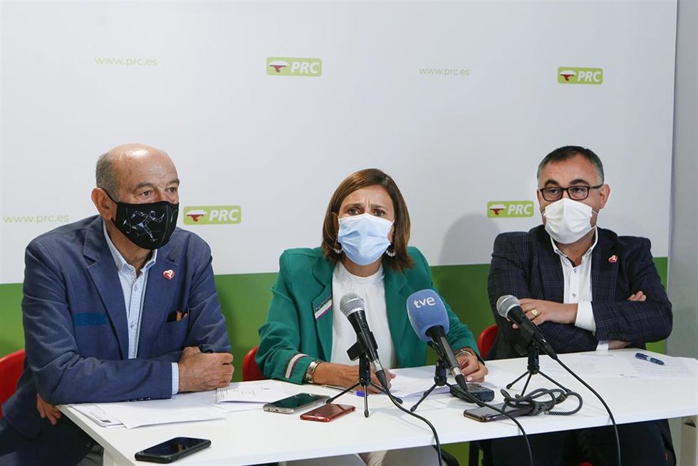 El diputado nacional del PRC, José María Mazón; la secretaria de Organización, Paula Fernández; y el senador José Miguel Fernández Viadero, en la rueda de prensa.