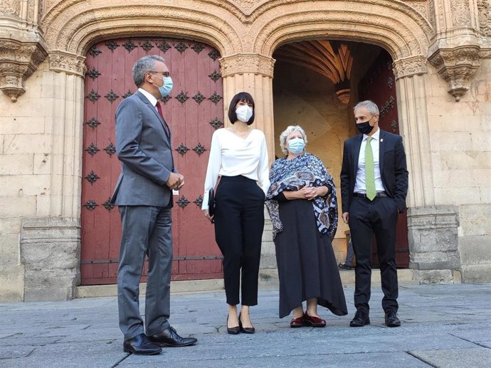 La ministra de Ciencia e Innovación, Diana Morant, segunda por la izquierda, junto al delegado del Gobierno en Castilla y León, Javier Izquierdo, la subdelegada del Gobierno en Salamanca, Encarnación Pérez, y el rector de la USAL, Ricardo Rivero.