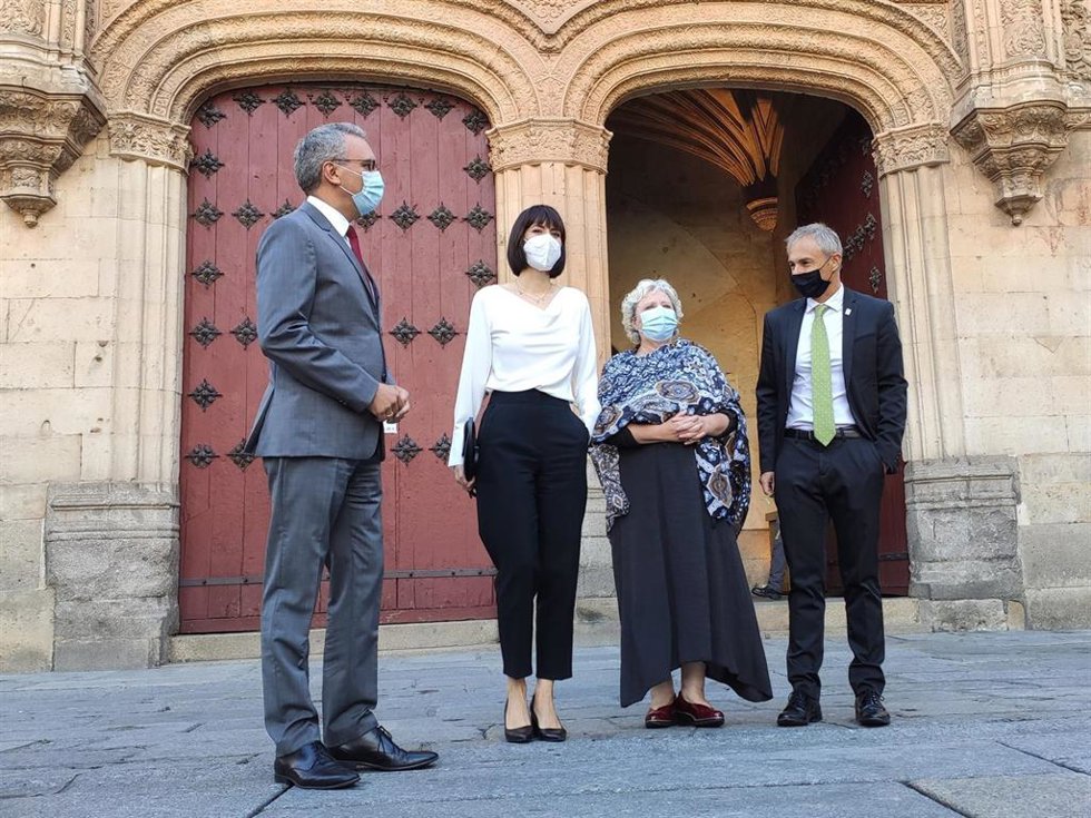 La ministra de Ciencia e Innovación, Diana Morant, segunda por la izquierda, junto al delegado del Gobierno en Castilla y León, Javier Izquierdo, la subdelegada del Gobierno en Salamanca, Encarnación Pérez, y el rector de la USAL, Ricardo Rivero.