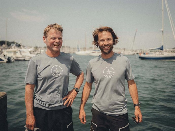 El regatista español Alex Pella junto a Romain Pillard