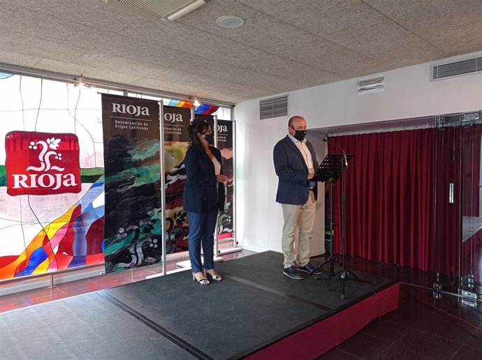 El presidente del Consejo Regulador, Fernando Ezquerro, interviente junto a la presidenta del Gobierno regional, Concha Andreu