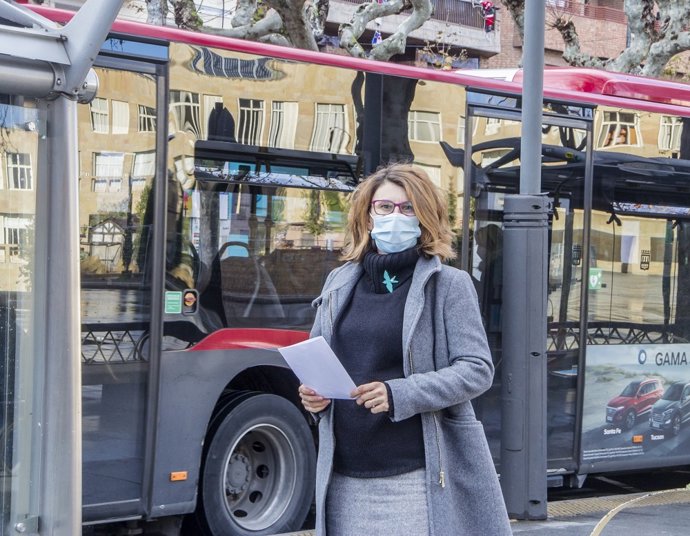 Archivo - La concejala de Cs Rocío Fernández junto al bus urbano