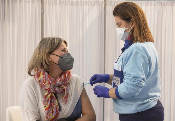 Archivo - Una mujer recibe una dosis de la vacuna contra la Covid-19.