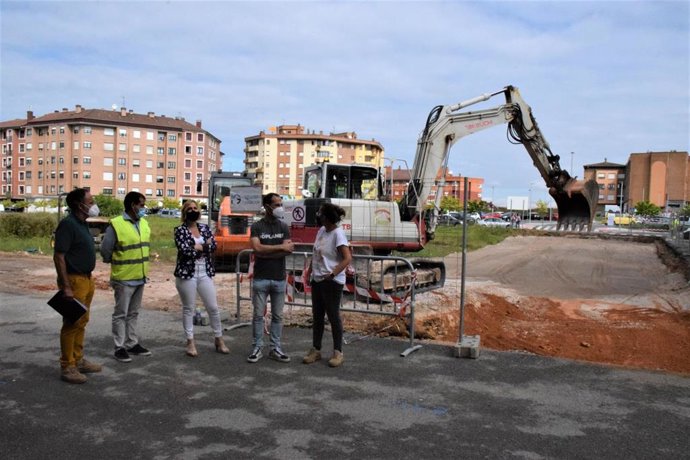 El alcalde de Siero, Angel García, visita las obras de urbanización de las calles Cervantes y Nicanor Piñole de Lugones.