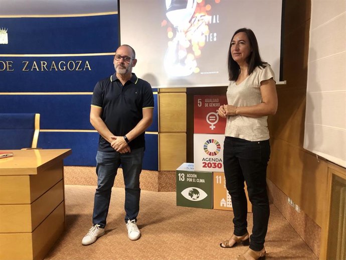 La diputada provincial y concejala de Fuentes de Ebro, Cristina Palacín, junto al director del Festival de Cine, José Antonio Aguilar