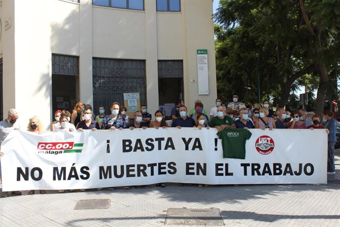 Cocnentración tras la muerte del bombero forestal en el incendio de Sierra Bermeja