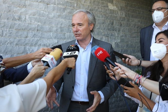 El alcalde de Zaragoza, Jorge Azcón, atiende a los medios de comunicación con motivo de su visita a la planta de la farmacéutica TEVA, en  Malpica.