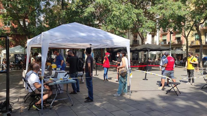 Punto móvil de vacunación en la plaza del Sortidor en el barrio de Poble-sec de Barcelona.