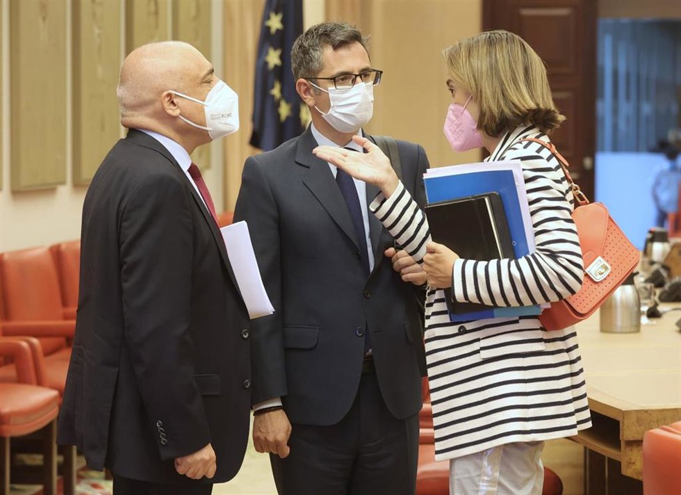 El ministro de la Presidencia, Félix Bolaños, habla con la portavoz parlamentaria del PP, Cuca Gamarra, en presencia del secretario de Estado de Relaciones con las Cortes, Rafael Simancas.