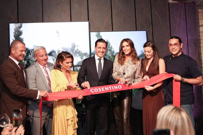 Brandon Calvo, Patrick Mulvenna, Judith Jabra, Eduardo Cosentino, Cindy Crawford, Elle Cashin, Carlos Gaytán en la inauguración