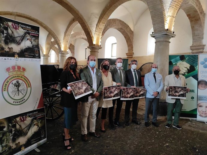 El delegado de Turismo de la Junta en Córdoba, Ángel Pimentel (centro), junto a la primera teniente, Isabel Albás (tercera por la izda.), y la concejal de Promoción de la Ciudad, Marián Aguilar (primera), en la presentación del VI CIAT Ciudad de Córdoba.