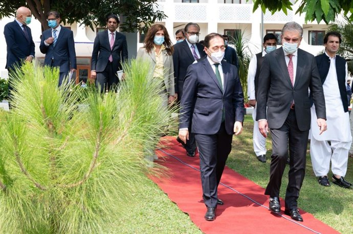 El ministro de Asuntos Exteriores, José Manuel Albares, junto a su homólogo de Pakistán, Shah Mahmud Qureshi, durante su visita a Islamabad