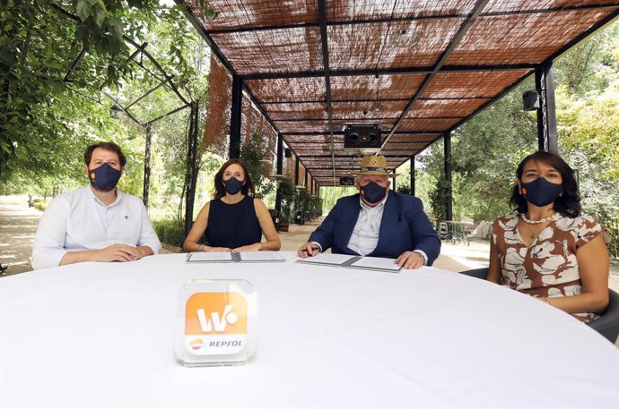 Archivo - Firma de acuerdo entre Repsol y Huerta Carabaña