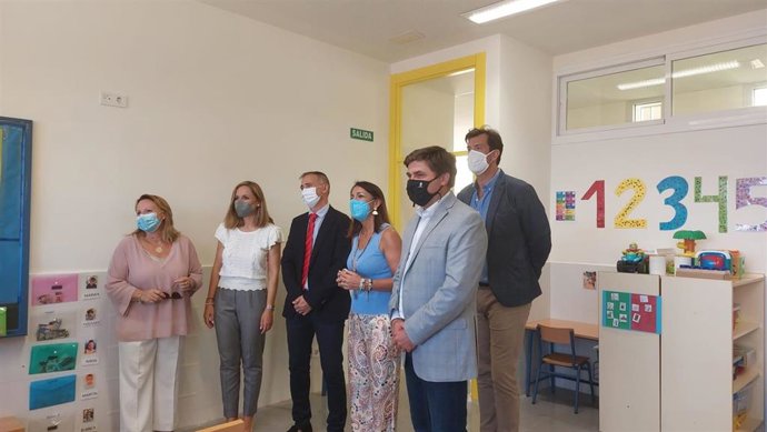 Antonio Jiménez en una de las aulas del CEIP La Molina de Roquetas de Mar en el inicio del curso escolar