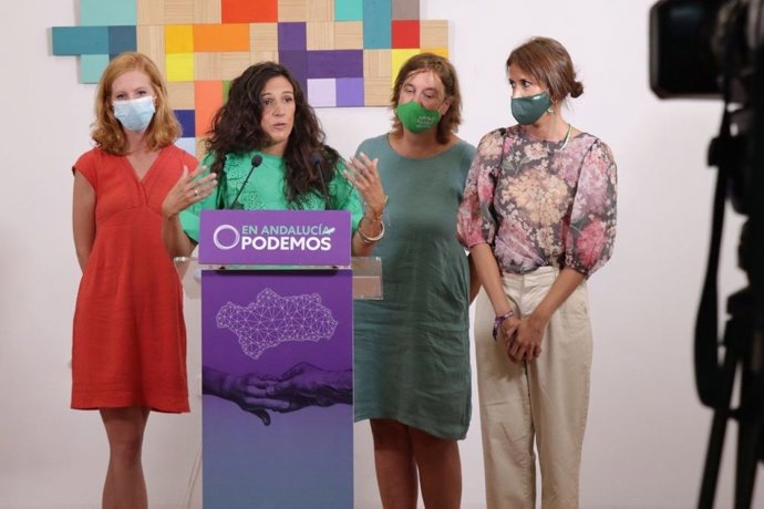 La secretaria de Servicios Públicos de Podemos Andalucía, Libertad Benítez, en rueda de prensa.