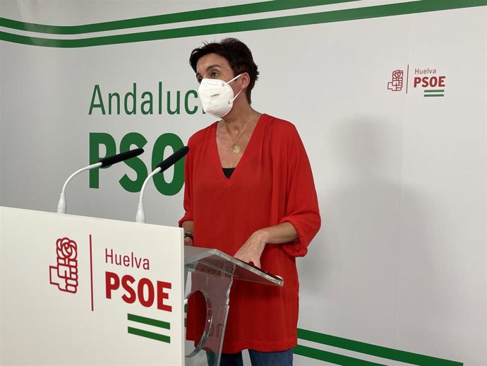 La responsable de Sanidad y Educación del PSOE de Huelva, Susana Rivas, en rueda de prensa.