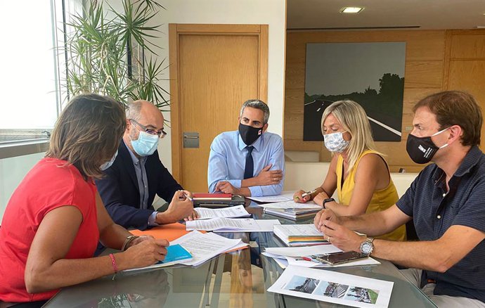 El vicepresidente, Pablo Zuloaga, se reúne con la alcaldesa de Castro Urdiales, Susana Herrán